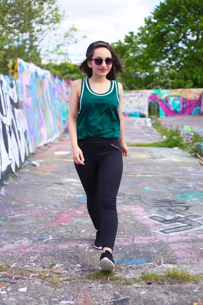 Trendy jonge vrouw in een skatepark — Stockfoto