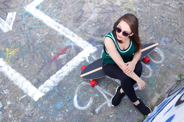 Skate menina no parque — Fotografia de Stock