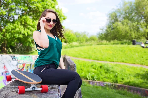 Skateboard flicka i parken — Stockfoto