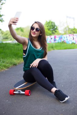 bir selfie alarak kaykay kız