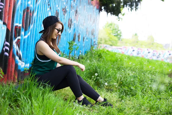 Menina na moda no parque — Fotografia de Stock