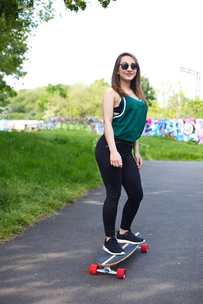 Skate menina no parque — Fotografia de Stock