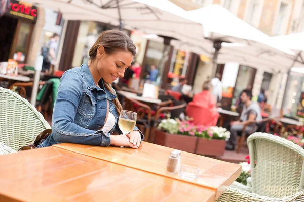 Jonge vrouw genieten van een glas wijn — Stockfoto