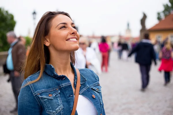 Feliz joven mujer — Foto de Stock