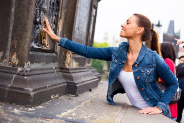 charles Köprüsü'nde şanslı plak dokunmadan genç kadın Prag