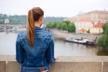 Genç womanenjoying görünümü