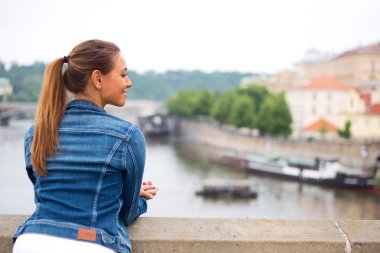 genç kadın bir manzaraya bakarak