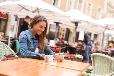 onun cep kullanan genç kadın