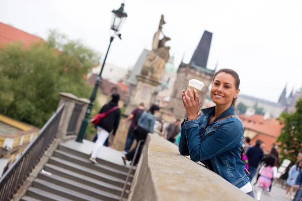 Ung kvinna i Prag med en kaffe — Stockfoto