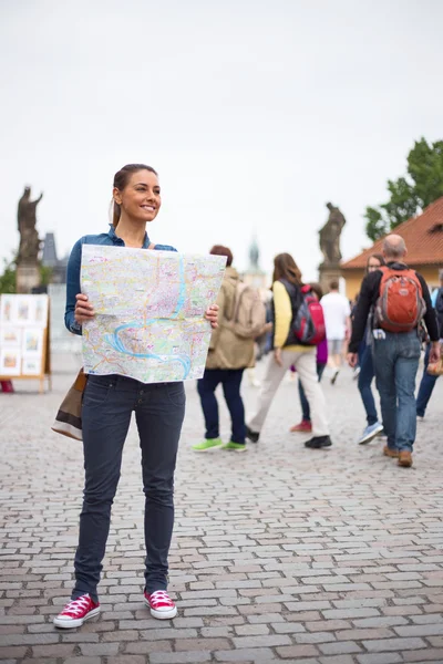 Ung kvinna i Prag med en karta — Stockfoto