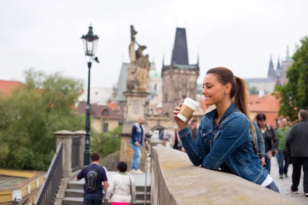 Ung kvinna i Prag njuter av en kopp kaffe — Stockfoto