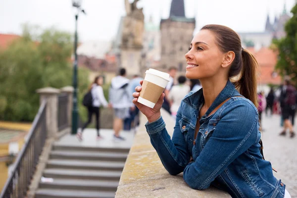 ผู้หญิงสาวสนุกกับกาแฟของเธอ — ภาพถ่ายสต็อก