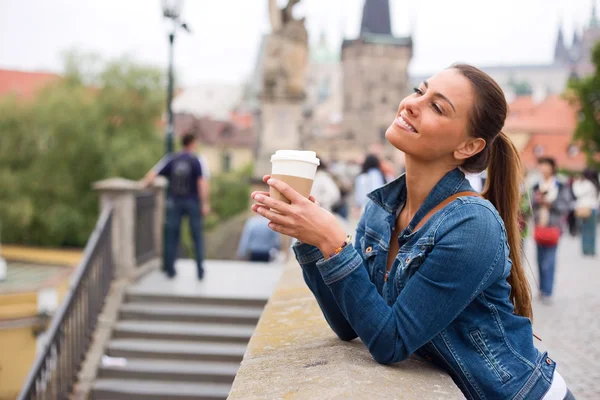 Ung kvinna njuter av hennes kaffe — Stockfoto