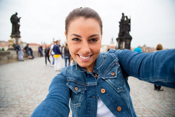 Ung kvinna i Prag tar en selfie — Stockfoto