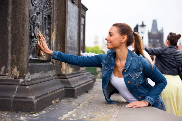 Ung kvinna i Prag på Karlsbron — Stockfoto