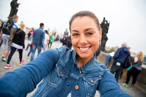 genç kadın bir selfie alarak Prag