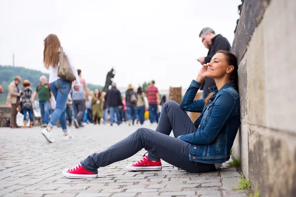 Joven mujer disfrutando de su día — Foto de Stock