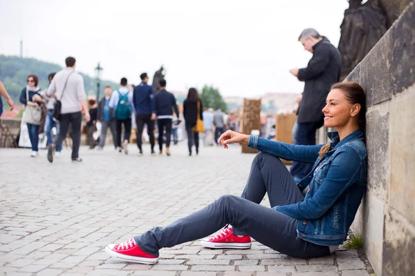 Joven mujer disfrutando de su día — Foto de Stock