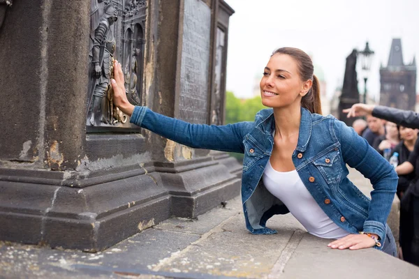 Ung kvinna i Prag på Karlsbron — Stockfoto