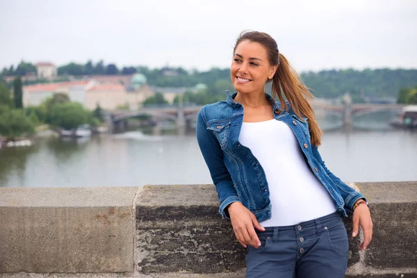 Retrato de una mujer joven y bonita — Foto de Stock