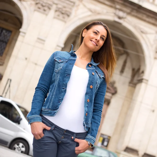 Mujer joven en la calle — Foto de Stock