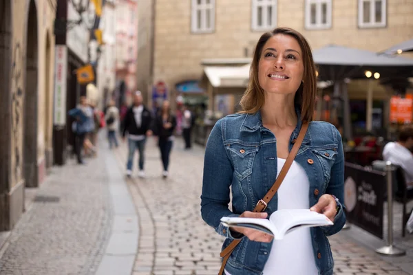 Turist innehar en guidebok — Stockfoto