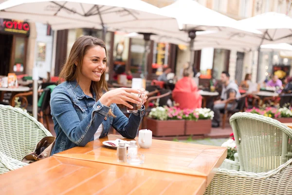 Ung kvinna njuter av en kaffe — Stockfoto
