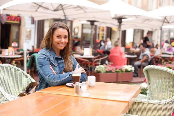 Ung kvinna njuter av kaffe — Stockfoto