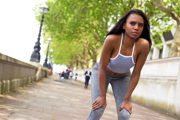 Fitness kobieta ochłonąwszy jej — Zdjęcie stockowe