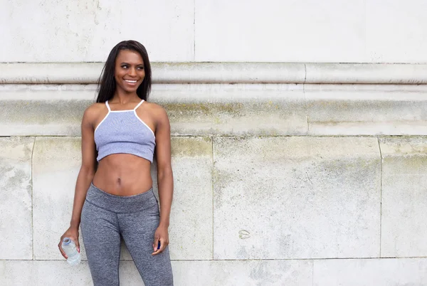 Mulher fitness segurando uma garrafa de água — Fotografia de Stock