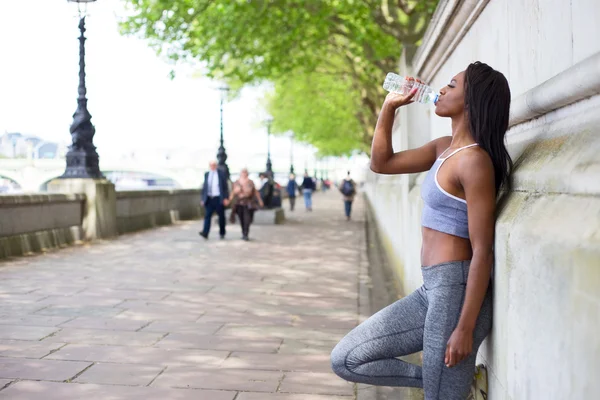 Fitness kvinde strækker sig i parken - Stock-foto