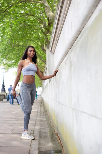 Mulher fitness alongamento no parque — Fotografia de Stock