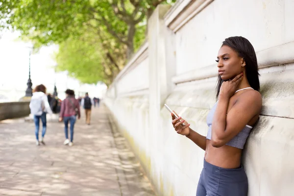 Mulher fitness alongamento no parque — Fotografia de Stock