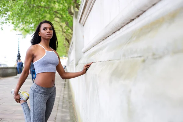 Fitness-Frau dehnt sich im Park — Stockfoto