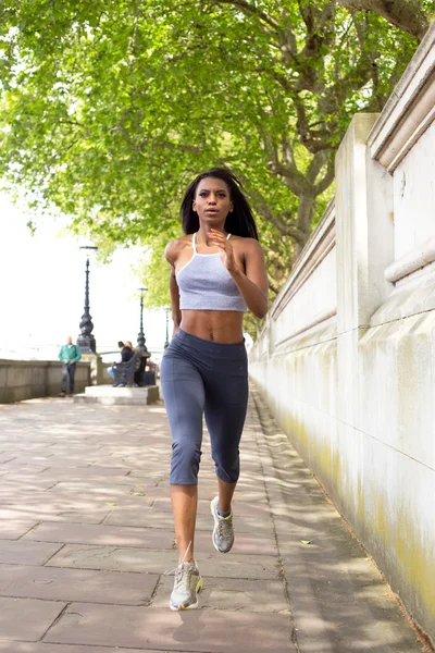 Fitness-Frau dehnt sich im Park — Stockfoto