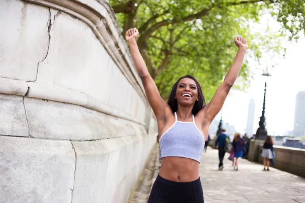 Mulher fitness alongamento no parque — Fotografia de Stock