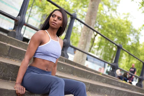 Fitness kvinna stretching i parken — Stockfoto