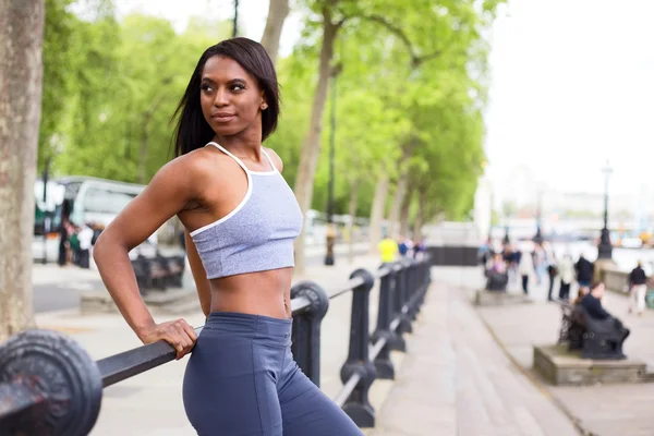 Fitness-Frau dehnt sich im Park — Stockfoto