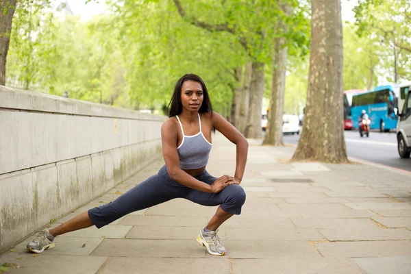 Fitness donna che si estende nel parco — Foto Stock