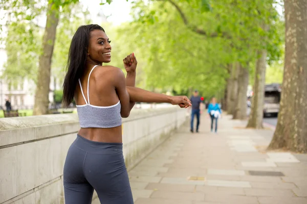 在公园里伸展的健身女人 — 图库照片