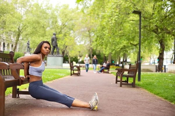 Kobiety fitness, rozciąganie w parku — Zdjęcie stockowe