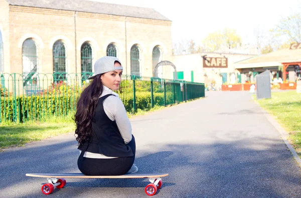 Jovem mulher com seu skate — Fotografia de Stock