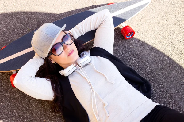 Jovem mulher com seu skate — Fotografia de Stock