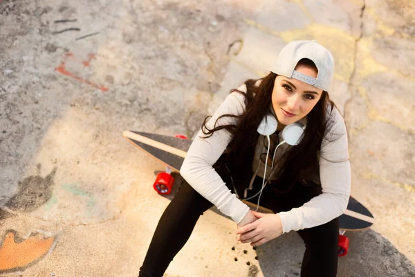 Jovem mulher com seu skate — Fotografia de Stock