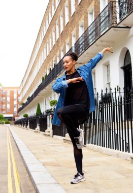 açık havada bir caz dansçı