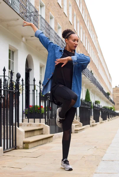 Una bailarina de jazz bailando al aire libre — Foto de Stock