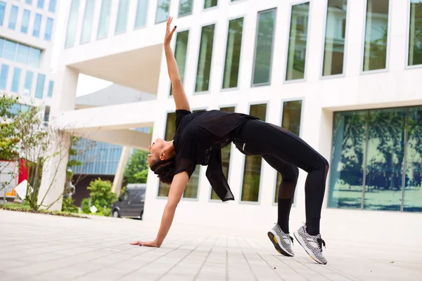 A jazz dancer dancing outdoors — Stock Photo, Image