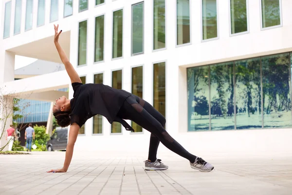 Una bailarina de jazz bailando al aire libre — Foto de Stock