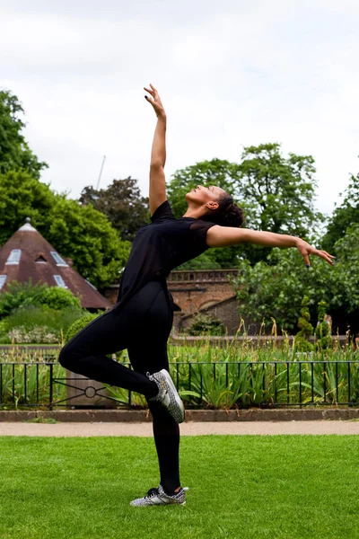 Una bailarina de jazz bailando al aire libre — Foto de Stock