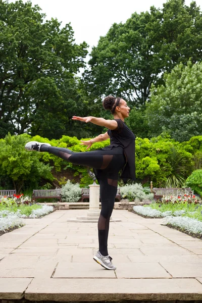 Una bailarina de jazz que realiza un movimiento de baile — Foto de Stock